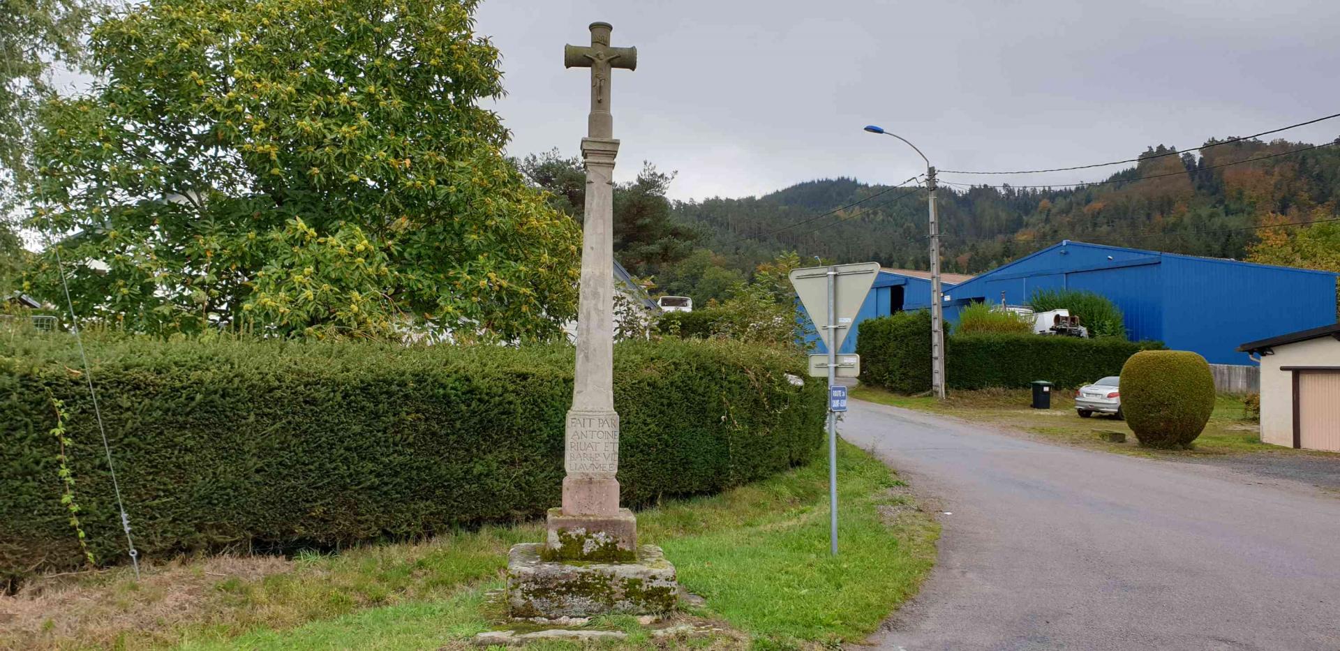 Croix route de bouzaye